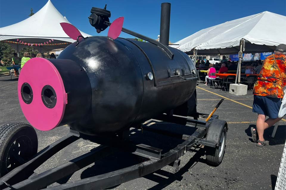 Roasting grill with pig nose and ears